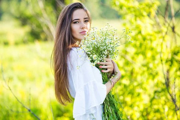 Porträt Eines Schönen Jungen Mädchens Mit Blumenstrauß Freien Auf Dem — Stockfoto