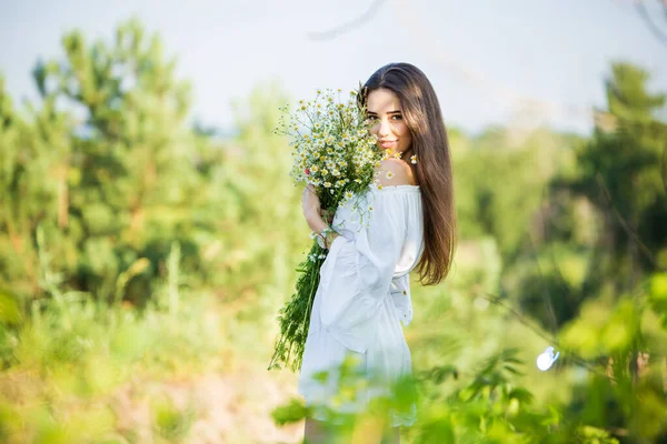Porträt Eines Schönen Jungen Mädchens Mit Blumenstrauß Freien Auf Dem — Stockfoto