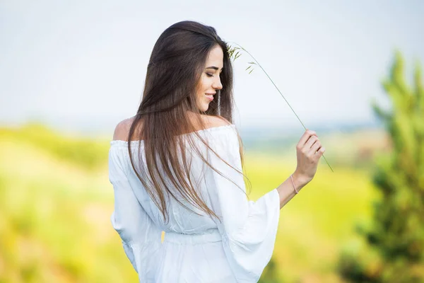 Porträt Eines Schönen Jungen Mädchens Mit Stacheln Freien Auf Dem — Stockfoto