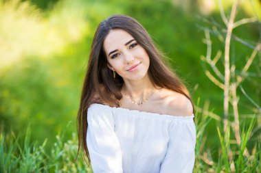 Dışarıda, tarlada güzel bir genç kızın portresi.