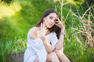 Dışarıda, tarlada güzel bir genç kızın portresi.