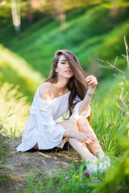 Dışarıda, tarlada güzel bir genç kızın portresi.