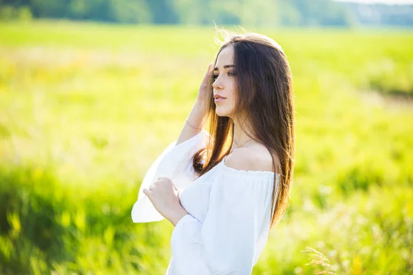 Portret Van Een Mooi Jong Meisje Buiten Het Veld — Stockfoto