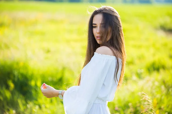 Porträt Eines Schönen Jungen Mädchens Freien Auf Dem Feld — Stockfoto