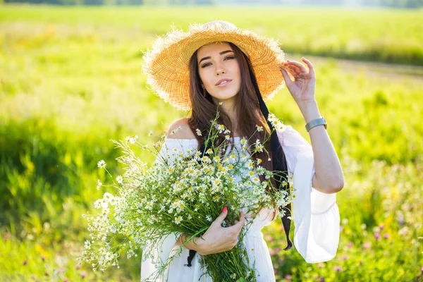 Retrato Uma Bela Jovem Chapéu Com Buquê Livre Campo — Fotografia de Stock