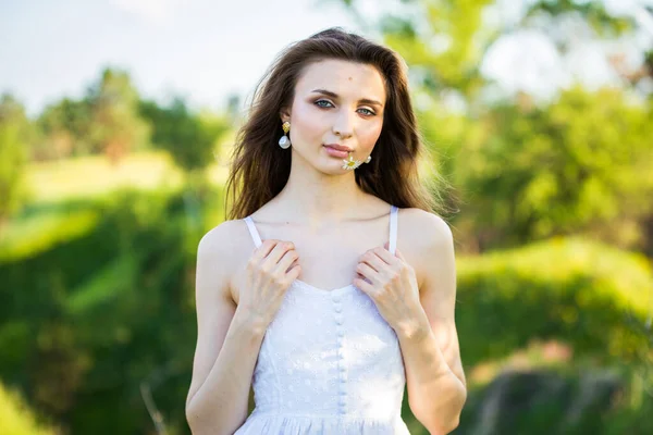 Retrato Una Hermosa Joven Aire Libre Campo — Foto de Stock