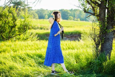 Dışarıda, tarlada güzel bir genç kızın portresi.