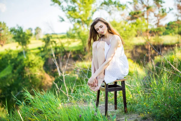 Retrato Una Hermosa Joven Silla Aire Libre Campo — Foto de Stock