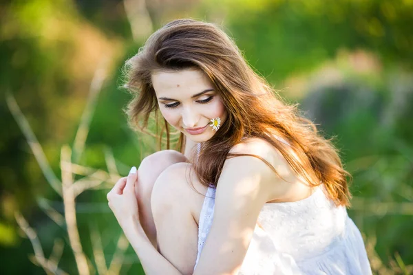 Ritratto Una Bella Ragazza Sulla Sedia All Aperto Nel Campo — Foto Stock