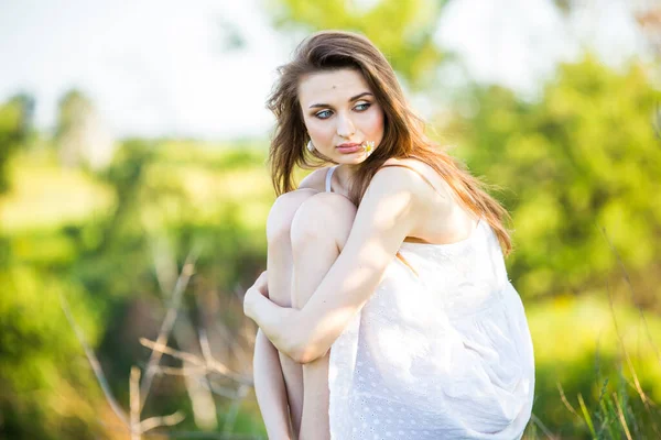 Retrato Una Hermosa Joven Silla Aire Libre Campo — Foto de Stock