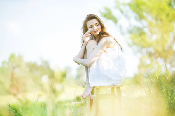 Porträt Eines Schönen Jungen Mädchens Auf Stuhl Freien Auf Dem — Stockfoto