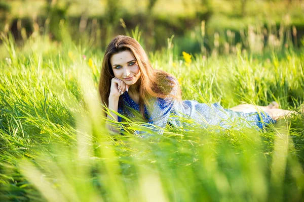 Ritratto Una Bella Ragazza All Aperto Nel Campo — Foto Stock