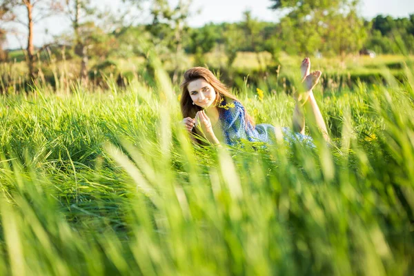 Portret Van Een Mooi Jong Meisje Buiten Het Veld — Stockfoto