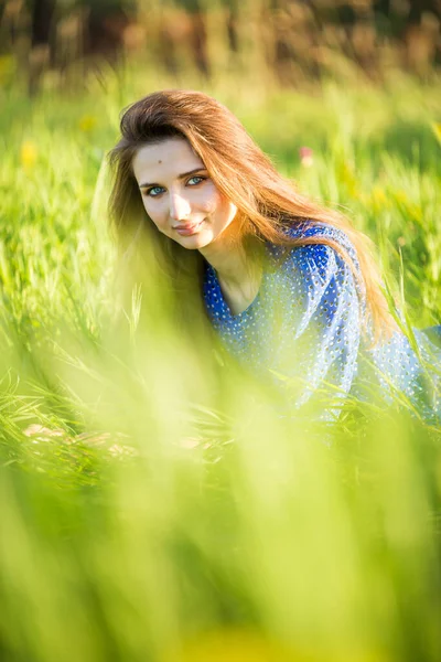 Portrait Beautiful Young Girl Outdoors Field — Stock Photo, Image