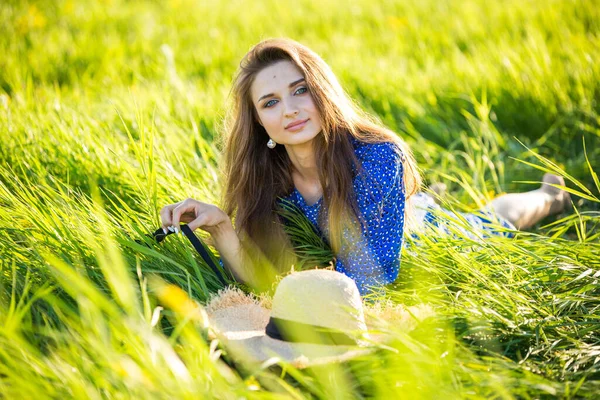 Portret Van Een Mooi Jong Meisje Buiten Het Veld — Stockfoto