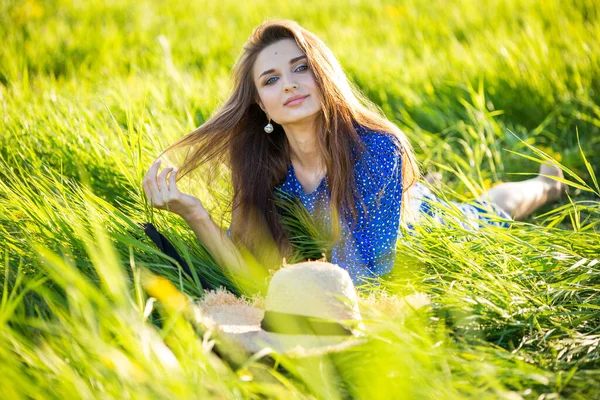 Retrato Uma Bela Jovem Livre Campo — Fotografia de Stock