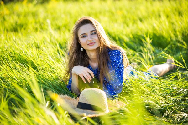 Portrait Une Belle Jeune Fille Plein Air Sur Terrain — Photo