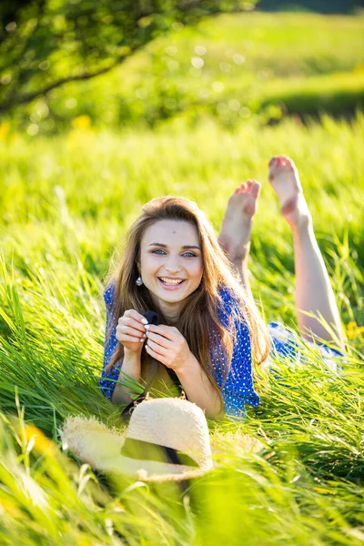 Portrait Une Belle Jeune Fille Plein Air Sur Terrain — Photo