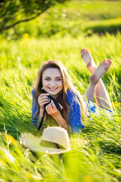 Portrét Krásné Mladé Dívky Venku Terénu — Stock fotografie