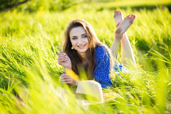 Ritratto Una Bella Ragazza All Aperto Nel Campo — Foto Stock