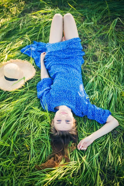 Giovane Ragazza Europea Abito Blu Trova Nell Erba Con Cappello — Foto Stock