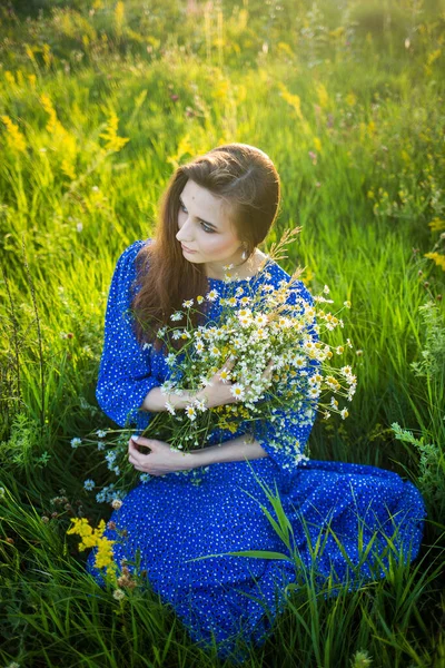 一个穿着蓝色衣服 在户外田野里的漂亮姑娘的画像 — 图库照片