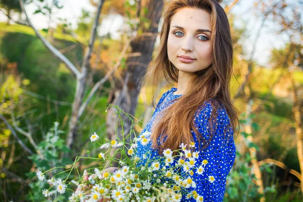 Portrét Krásné Mladé Dívky Modrých Šatech Venku Terénu — Stock fotografie