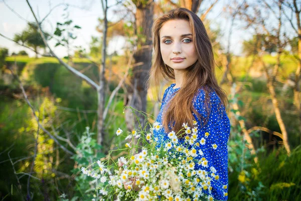 Portrét Krásné Mladé Dívky Modrých Šatech Venku Terénu — Stock fotografie