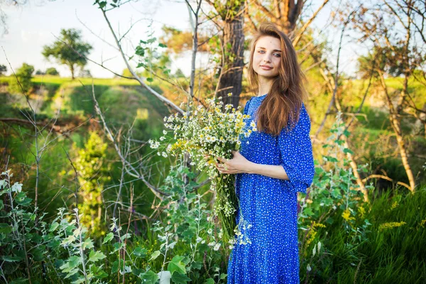 Portrét Krásné Mladé Dívky Modrých Šatech Venku Terénu — Stock fotografie