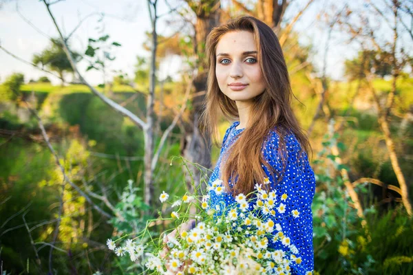 Portrét Krásné Mladé Dívky Modrých Šatech Venku Terénu — Stock fotografie