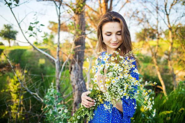 Portrét Krásné Mladé Dívky Modrých Šatech Venku Terénu — Stock fotografie