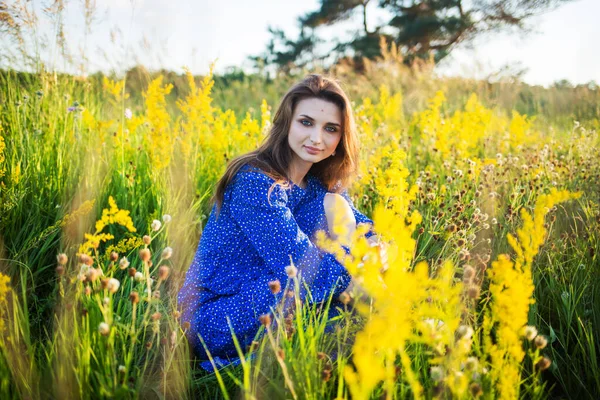 Portrét Krásné Mladé Dívky Židli Venku Terénu — Stock fotografie