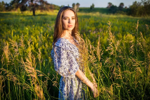 Junge Schöne Europäische Mädchen Der Untergehenden Sonne Auf Dem Feld — Stockfoto