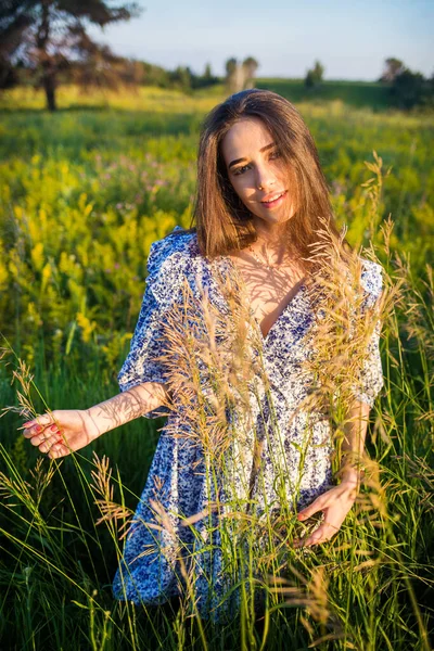 Mladá Krásná Evropská Dívka Zapadajícím Slunci Hřišti — Stock fotografie