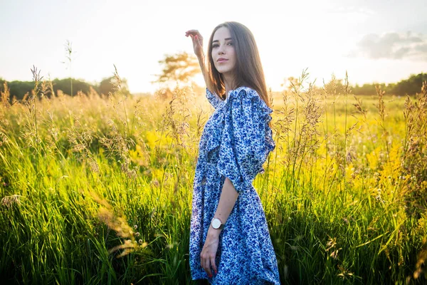 Mladá Krásná Evropská Dívka Zapadajícím Slunci Hřišti — Stock fotografie