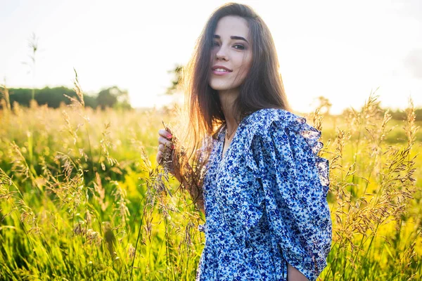 Junge Schöne Europäische Mädchen Der Untergehenden Sonne Auf Dem Feld — Stockfoto