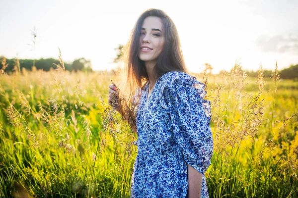 Junge Schöne Europäische Mädchen Der Untergehenden Sonne Auf Dem Feld — Stockfoto