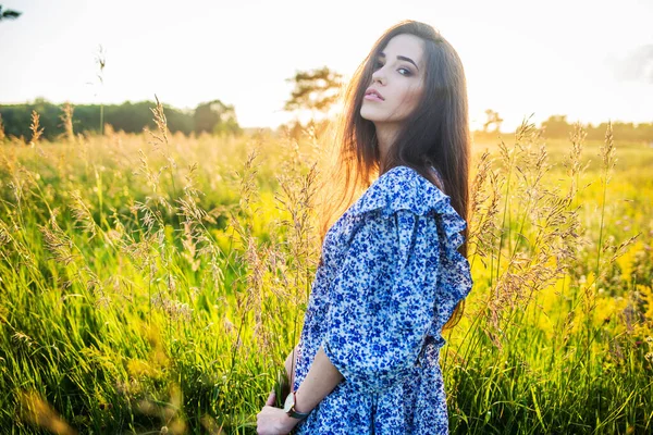 Gadis Muda Eropa Cantik Bawah Sinar Matahari Terbenam Lapangan — Stok Foto