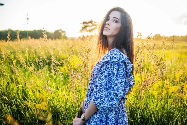 Young Beautiful European Girl Setting Sun Field — Stock Photo, Image