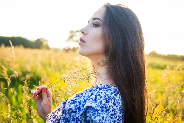 Mladá Krásná Evropská Dívka Zapadajícím Slunci Hřišti — Stock fotografie