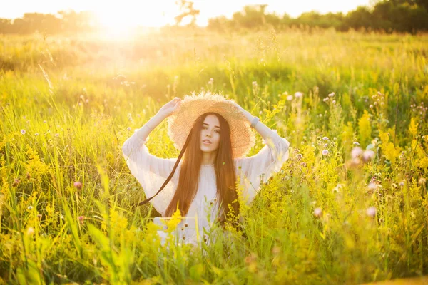 Mladá Krásná Evropská Dívka Zapadajícím Slunci Poli Klobouku — Stock fotografie