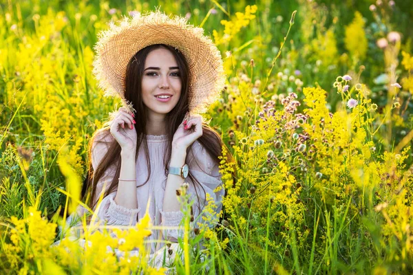 Mladá Krásná Evropská Dívka Zapadajícím Slunci Poli Klobouku — Stock fotografie