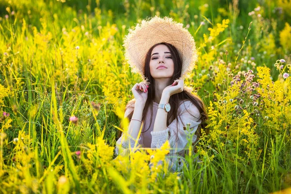 Молода Красива Дівчина Єврозони Сонці Полі Капелюсі — стокове фото