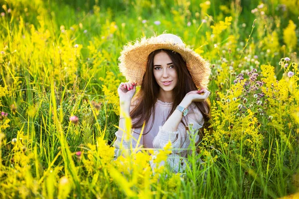 夕日の中の若い美しいヨーロッパの女の子畑の帽子の中で — ストック写真