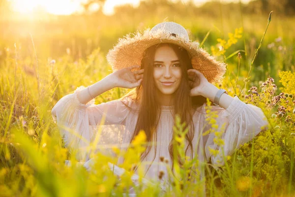 Mladá Krásná Evropská Dívka Zapadajícím Slunci Poli Klobouku — Stock fotografie