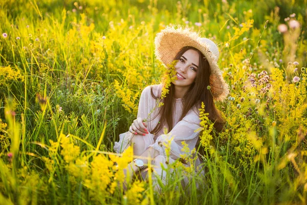 Mladá Krásná Evropská Dívka Zapadajícím Slunci Poli Klobouku — Stock fotografie