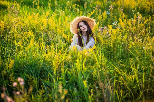 Mladá Krásná Evropská Dívka Zapadajícím Slunci Poli Klobouku — Stock fotografie