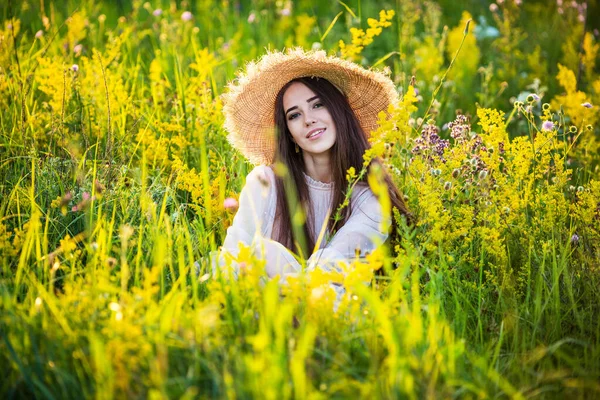 Jeune Belle Fille Européenne Soleil Couchant Sur Terrain Chapeau — Photo