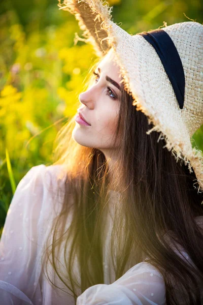 Молода Красива Дівчина Єврозони Сонці Полі Капелюсі — стокове фото