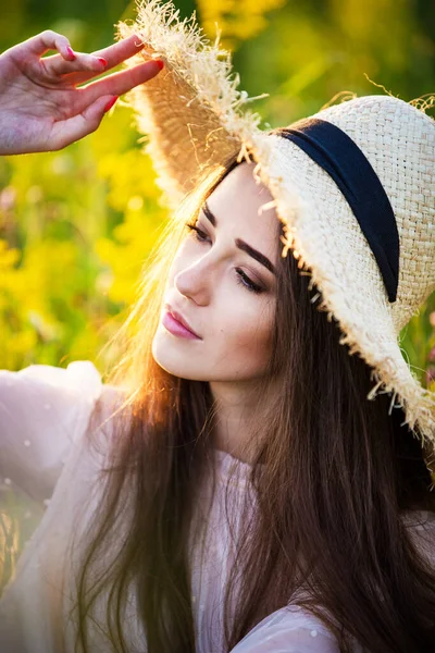 年轻美丽的欧洲姑娘 在夕阳西下 在田野里 戴着帽子 — 图库照片